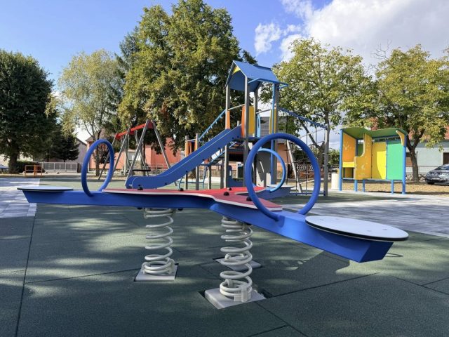 Novo dječje igralište u Vrtnom naselju, Vinkovci Novo dječje igralište u Vrtnom naselju, Vinkovci