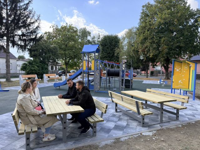 Novo dječje igralište u Vrtnom naselju, Vinkovci Novo dječje igralište u Vrtnom naselju, Vinkovci