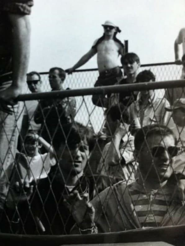 1994., Kija, legenda cijene navijačke scene. Kraj njega Ilija, a iznad njih, na ogradi (gol do pasa) Cirak, IZVOR: Ivica Aničić